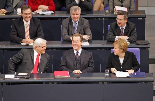 1. Reihe v. l.: Frank-Walter STEINMEIER , SPD , Bundesaussenminister , Franz MUENTEFERING , SPD , Bundesarbeitsminister , und Angela MERKEL , Bundeskanzlerin und CDU Vorsitzende 2. Reihe v.l.: Franz Josef JUNG , CDU , Bundesverteidigungsminister , Horst SEEHOFER , CSU , Bundeslandwirtschaftsminister , Christian WULFF , CDU , Ministerpraesident von Niedersachsen. 1. Front row f. l.: Frank-Walter STEINMEIER , SPD , Federal Minister for Foreign Affairs , Franz MUENTEFERING , SPD , Federal Minister of Labour , and Angela MERKEL , Federal Chancellor and Chairman of the Christian Democratic Union (CDU). 2. Row f.l.: Franz Josef JUNG , CDU , Federal Minister of Defence , Horst SEEHOFER , CSU , Federal Minister of Agriculture , Christian WULFF , CDU , Minister-President of Lower Saxony . Berlin , den 30.11.2005 , Berlin Deutschland Copyright: xThomasxImox