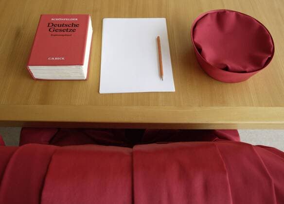 Bundesverfassungsgericht . Barret und Richterrobe im Beratungszimmer des 1. und 2. Senats . Karlsruhe , 04.01.2006 , ? Karlsruhe Deutschland Copyright: xUtexGrabowskyx