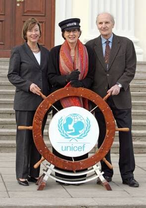 Die neue Vorsitzende von UNICEF Deutschland , Heide SIMONIS (M), mit ihrem Vorgaenger Reinhard SCHLAGINTWEIT bei der offiziellen Amtsuebergabe . Links Eva Luise KOEHLER , Schirmherrin von UNICEF Deutschland . Berlin . 17.01.2006 , , Berlin Deutschland Copyright: xThomasxKoehxlerx