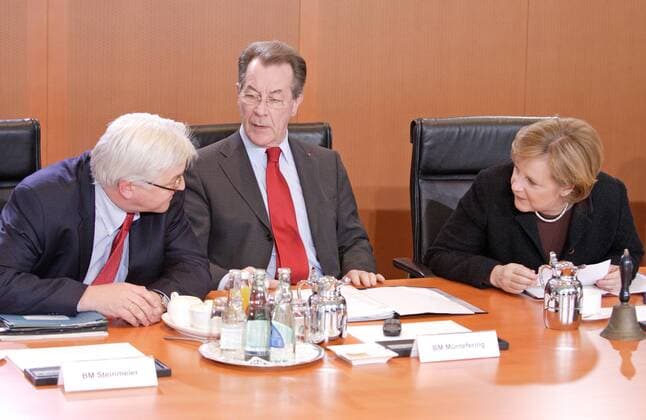 V.l. Frank-Walter STEINMEIER , SPD , Bundesaussenminister , Franz MUENTEFERING , SPD , Bundesarbeitsminister , und Angela MERKEL , Bundeskanzlerin und CDU Vorsitzende . F.l. Frank-Walter STEINMEIER , SPD , Federal Minister for Foreign Affairs , Franz MUENTEFERING , SPD , Federal Minister of Labour , and Angela MERKEL , Federal Chancellor and Chairman of the Christian Democratic Union (CDU). Vor einer Kabinettssitzung . Berlin , 08.03.2006 , , Berlin Deutschland Copyright: xThomasxKoehxlerx