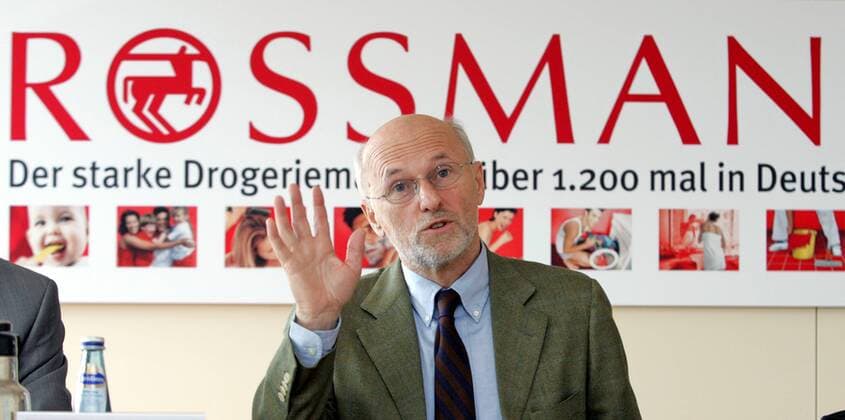 Dirk ROSSMANN , Gruender und Geschaeftsfuehrer der Dirk ROSSMANN GmbH , auf der Jahrespressekonferenz . Dirk ROSSMANN , Founder and Managing Director , at the annual press conference of Dirk ROSSMANN GmbH . Burgwedel , 05.04.2006 , , Burgwedel Deutschland Copyright: xThomasxKoehxlerx