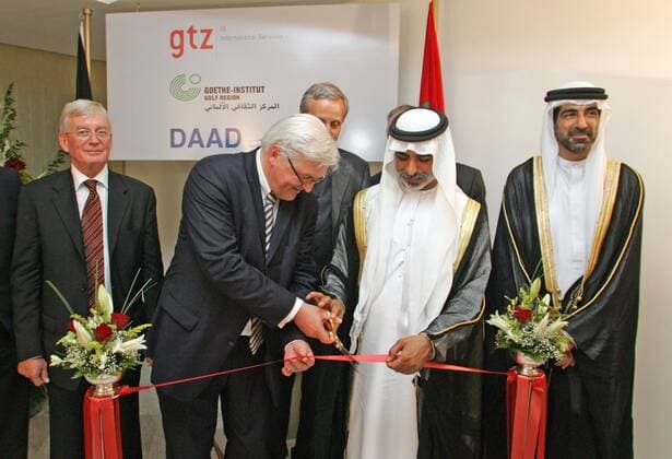 Frank-Walter STEINMEIER , SPD , Bundesaussenminister , Federal Minister for Foreign Affairs , bei der Eroeffnung des Regionalbueros von Goethe-Institut , DAAD und der GTZ . Abu Dhabi , Vereinigte Arabische Emirate , VAE . Steinmeier befindet sich auf einer Delegationsreise in verschiedene arabische Staaten in der Golfregion . 22.05.2006 , , Abu Dhabi Vereinigte Arabische Emirate Copyright: xThomasxKoehxlerx