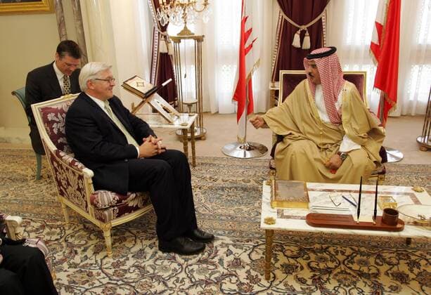 Frank-Walter STEINMEIER , SPD , Bundesaussenminister , mit dem Koenig von Bahrain , S.H. Sheikh Hamad bin Isa Al Khalifa . Frank-Walter STEINMEIER , SPD , Federal Minister for Foreign Affairs , and S.H. Sheikh Hamad bin Isa Al Khalifa , King , Bahrain . 24.05.2006 , , Bahrain Bahrain Copyright: xThomasxKoehxlerx