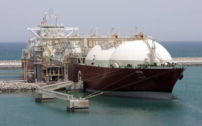 Gashafen in Ras Laffan Industrial City . LNG Fluessiggastanker . In Ras Laffan , das sich ueber dem groessten zusammenhaengenden Gasfeld der Erde befindet , enstehen zur Zeit die beiden groessten Gasverfluessigungsanlagen der Welt . Hier ein LNG Fluessiggastanker . RasLaffan , Katar . Liquefied petroleum gas tanker at Ras Laffan Port . Ras Laffan port is the largest LNG export facility in the world . Ras Laffan , Qatar . 25.05.2006 , Ras Laffan Katar Copyright: xThomasxKoehxlerx
