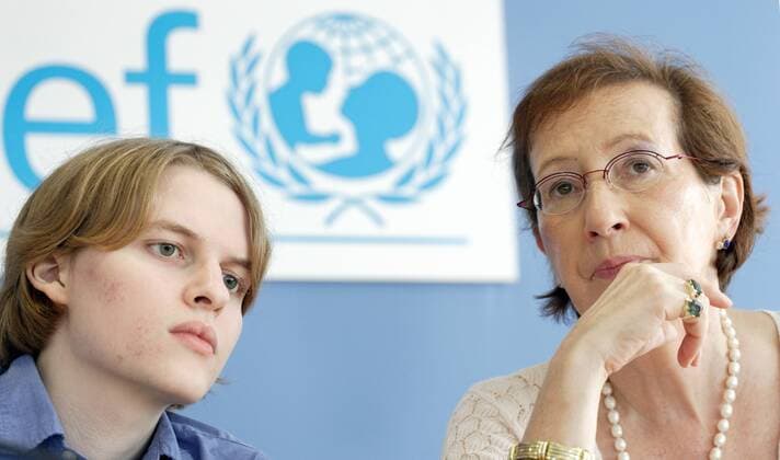 Ronan FARROW , Unicef-Jugend-Botschafter , und Heide SIMONIS , Vorsitzende Unicef Deutschland. Ronan FARROW , Unicef Ambassador and , Heide SIMONIS , President Unicef Germany. Berlin , 20.06.2006 , , , Berlin Deutschland Copyright: xLiesaxJohannssenx