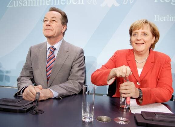 Franz MÜNTEFERING , SPD , Bundesarbeitsminister , und Angela MERKEL , Bundeskanzlerin und CDU Vorsitzende . Franz MÜNTEFERING , SPD , Federal Minister of Labour , and Angela MERKEL , Federal Chancellor and Chairman of the Christian Democratic Union (CDU). Bei der Presseunterrichtung nach dem Integrationsgipfel im Bundeskanzleramt . Berlin , 14.07.2006 , , , Berlin Deutschland Copyright: xLiesaxJohannssenx
