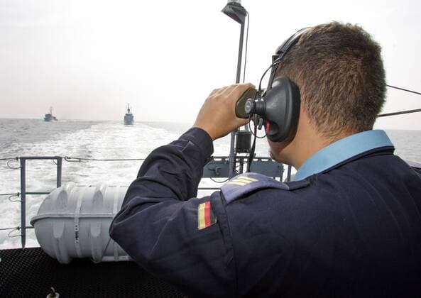 Marinesoldat auf dem Mienenjagdboot M 1065 DILLINGEN , FRANKENTHAL-Klasse (Typ 322), im Hintergrund das Minenjagtboot MiJ-Boot , Kl. 333 Kulmbach des 3. Minensuchgeschwader, Bundeswehr . Kiel . 24.08.2006 , , , Kiel Deutschland Copyright: xLiesaxJohannssenx