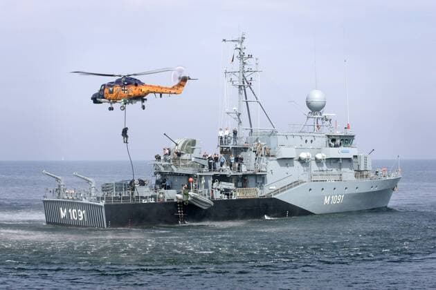 Vorfuehrung FAST ROAPING von einem SEA LYNX auf das Minenjagtboot MiJ-Boot , Kl. 333 Kulmbach des 3. Minensuchgeschwader, Bundeswehr- . Kiel . 24.08.2006 , , , Kiel Deutschland Copyright: xLiesaxJohannssenx
