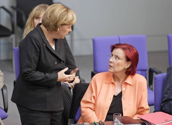 Angela MERKEL (l), Bundeskanzlerin und CDU Vorsitzende , und Heidemarie WIECZOREK-ZEUL , SPD , Bundesentwicklungsministerin . Angela MERKEL (l), Federal Chancellor and Chairman of the Christian Democratic Union (CDU), and Heidemarie WIECZOREK-ZEUL , SPD , Federal Minister for Economic Cooperation and Development . Im Bundestag . Berlin , 06.09.2006 , , , Berlin Deutschland Copyright: xLiesaxJohannssenx