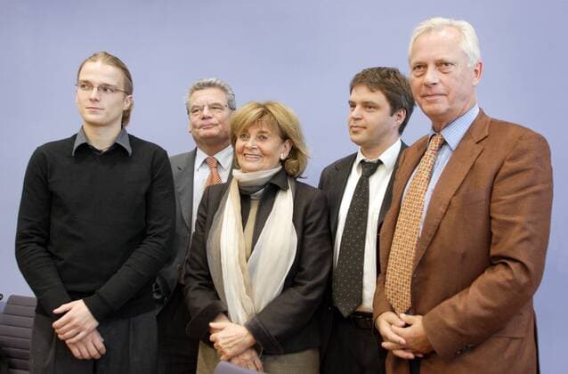 V.l. Sebastian Reißig , Geschaeftsfuehrer Aktion Zivilcourage Pirna , Joachim GAUCK , Vorsitzender von Gegen Vergessen - fuer Demokratie e. V. Ò , Charlotte KNOBLOCH , Praesidentin des Zentralrats der Juden in Deutschland , Thomas HEPPENER , Direktor des Anne Frank Zentrums Berlin , und Uwe-Karsten HEYE , 1. Vorsitzender von Gesicht Zeigen! Aktion Weltoffenes Deutschland e. V. . Bei einer PK zum Thema : Zur aktuellen Debatte um Rechtsextremismus , Zahlen , Uebergriffe und Ursachen . Berlin , 24.10.2006 , , , Berlin Deutschland Copyright: xLiesaxJohannssenx