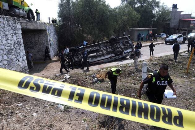 May 10, 2017 - Mexico - EUM20170510NAC29.JPG.CIUDAD DE MEXICO.- MotherÂ s Day-Dia-Mama.- Al menos tres personas murieron y siete personas lesionadas fue el saldo de la volcadura de una camioneta turistica en el kilometro 13 de la autopista Mexico-Piramides, en el Estado de Mexico, el miercoles 10 de mayo de 2017. Foto: Agencia EL UNIVERSAL Armando Martinez RCC Mexico  - ZUMAu78_ 20170510_zaf_u78_064 Copyright: xArmandoxMartoÂ­NezxArgoÂ¼Ellesx