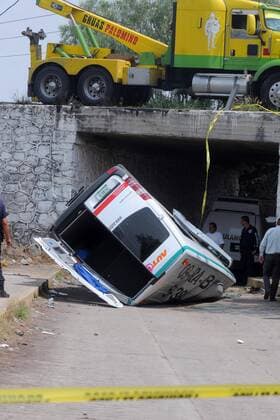 May 10, 2017 - Mexico - EUM20170510NAC31.JPG.CIUDAD DE MEXICO.- MotherÂ s Day-Dia-Mama.- Al menos tres personas murieron y siete personas lesionadas fue el saldo de la volcadura de una camioneta turistica en el kilometro 13 de la autopista Mexico-Piramides, en el Estado de Mexico, el miercoles 10 de mayo de 2017. Foto: Agencia EL UNIVERSAL Armando Martinez RCC Mexico  - ZUMAu78_ 20170510_zaf_u78_066 Copyright: xArmandoxMartoÂ­NezxArgoÂ¼Ellesx