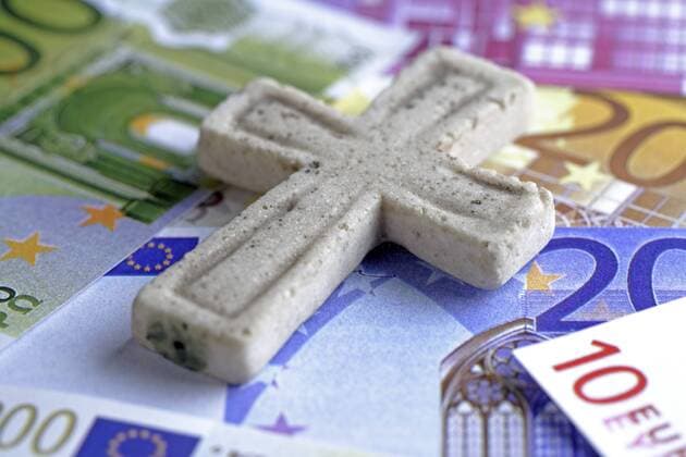 Euro-Geldscheine mit einem Kreuz . Berlin , 23.11.2006 , Berlin Deutschland Copyright: xThomasxImox