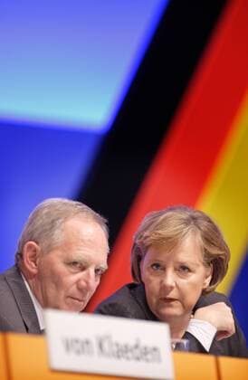 Wolfgang SCHÄUBLE , CDU , Bundesinnenminister , und Angela MERKEL , Bundeskanzlerin und CDU Vorsitzende. Wolfgang SCHÄUBLE , CDU , Federal Minister of the Interior , and Angela MERKEL , Federal Chancellor and Chairman of the Christian Democratic Union (CDU). Auf dem CDU Bundesparteitag . Dresden , 27.11.2006 , , , Dresden Deutschland Copyright: xLiesaxJohannssenx