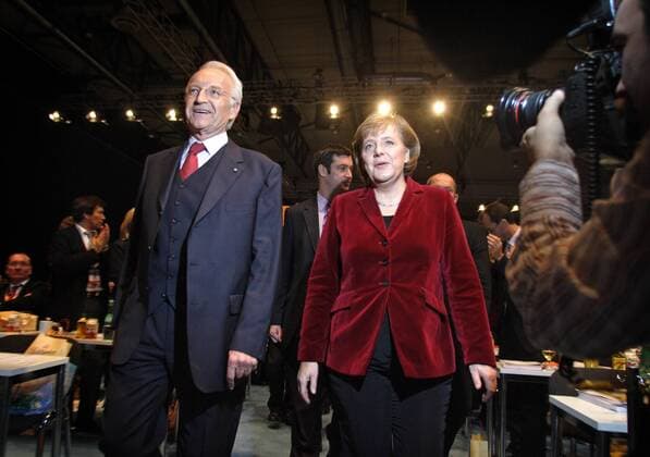 Edmund STOIBER , Ministerpraesident von Bayern und CSU Parteivorsitzender , und Angela MERKEL , Bundeskanzlerin und CDU Vorsitzende. Edmund STOIBER , Minister-President of Bavaria and Chairman of the Christian Social Union (CSU) , and Angela MERKEL , Federal Chancellor and Chairman of the Christian Democratic Union (CDU). Auf dem CDU Bundesparteitag . Dresden , 28.11.2006 , , , Dresden Deutschland Copyright: xLiesaxJohannssenx