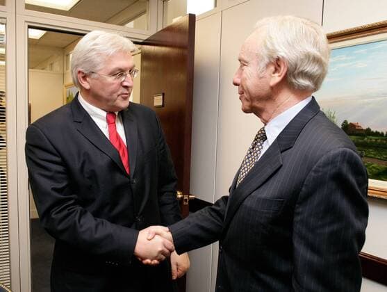 Frank-Walter STEINMEIER, SPD, Bundesaussenminister, Federal Minister for Foreign Affairs, trifft mit Senator Joseph LIEBERMAN zusammen . Washington, den 08.12.2006 08.12.2006, Washington USA Copyright: xThomasxImox