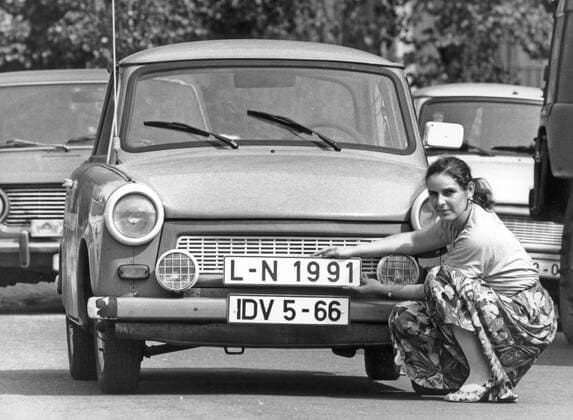 Die alten DDR- Kennzeichen werden durch neue, die denen der Bundesrepublik Deutschalnd angeglichen sind, ausgetauscht. Leipzig , den 07.09.1990, , Leipzig Deutschland Copyright: xphotothek.netx