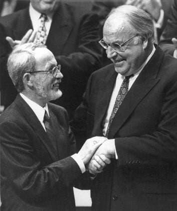 Lothar de MAZIERE (l), gratuliert Helmut KOHL zu seiner Wahl als Parteivorsitzender der Gesammtdeutschen CDU. Hamburg den 02.10.1990, , Hamburg Deutschland Copyright: xphotothek.netx