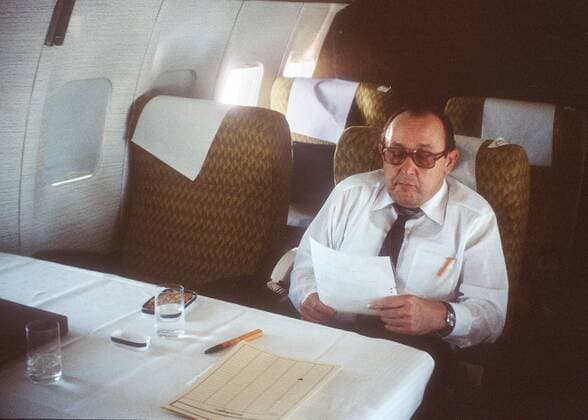 Bundesaussenminister Hans-Dietrich GENSCHER , FDP , an Bord einer Luftwaffen Boeing 707 der Flugbereitschaft BMVg . 08 1979 , , Kairo Ägypten Copyright: xphotothek.netx
