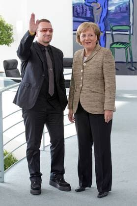 Angela MERKEL , Bundeskanzlerin und CDU Vorsitzende , und Bono , Saenger der irischen Rockband U2 . Angela MERKEL , Federal Chancellor and Chairman of the Christian Democratic Union (CDU), and Bono , lead singer of the Irish rock band U2. Berlin , 17.04.2007 , , , Berlin Deutschland Copyright: xThomasxKoehxlerx