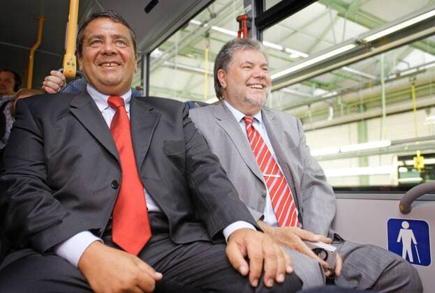 Sigmar GABRIEL (l), SPD , Bundesumweltminister , und Kurt BECK , SPD , Ministerpraesident von Rheinland-Pfalz und SPD Parteivorsitzender. Sigmar GABRIEL (l), SPD , Federal Minister for the Environment, and Kurt BECK , SPD , Minister-President of Rhineland-Palatinate and Chairman of the Social Democratic Party (SPD), besuchen die MAN Nutzfahrzeuge GmbH. Hier in einem Personenbus von Man auf dem Weg zum Produktionsgelaende. Salzgitter, 14.08.2007 , , , Salzgitter Deutschland Copyright: xLiesaxJohannssenx