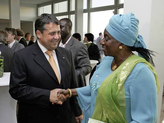 Sigmar GABRIEL , SPD , Bundesumweltminister und Michael GLOS , CSU , Bundeswirtschaftsminister , und Halima Tayo Alao , Umweltministerin von Nigeria , beim Gleneagles-Dialog ueber Klimawandel, saubere Energie und nachhaltige Entwicklung. Empfang E-Werk in Berlin-Mitte . Sigmar GABRIEL , SPD , Federal Minister for the Environment , and Halima Tayo Alao , Minister for the Environment of Nigeria , at 3rd Ministerial Meeting of the Gleneagles Dialogue on Climate Change, Clean Energy and Sustainable Development. Berlin , 09.09.2007 , , , Berlin Deutschland Copyright: xThomasxKoehlerx