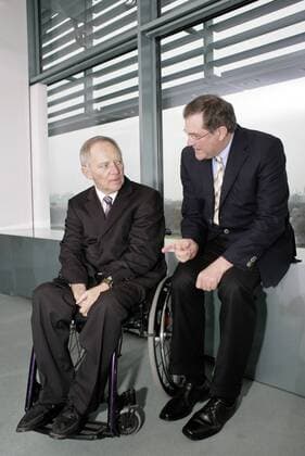 Wolfgang SCHAEUBLE (l), CDU , Bundesinnenminister , und Franz Josef JUNG , CDU , Bundesverteidigungsminister . Vor einer Kabinettssitzung . Berlin , Deutschland . Wolfgang SCHAEUBLE (l), CDU , Federal Minister of the Interior of Germany , and Franz Josef JUNG , CDU , Federal Minister of Defence of Germany . Berlin , Germany . 05.12.2007 , , , Berlin DEU Deutschland Copyright: xThomasxKoehlerx