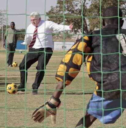 Frank-Walter STEINMEIER, SPD, Bundesaussenminister, besucht ein Strassenkinder Fußballprojekt in Ouagadougou in der Republik Burkina Faso . Frank-Walter STEINMEIER , SPD , Federal Minister for Foreign Affairs of Germany and Vice-Chancellor , visiting a street kid project in Ouagadougou, Republic of Burkina Faso . 11.02.2008 , , , Ouagadougou Burkina Faso Copyright: xUtexGrabowskyx