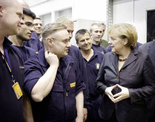 Angela MERKEL , Bundeskanzlerin und CDU Vorsitzende , besichtigt das Lufthansa Technik Werk, hier im Gespraech mit Mitarbeitern . Hamburg , Deutschland . Angela MERKEL , Federal Chancellor of Germany and Chairman of the Christian Democratic Union (CDU), with employees at Lufthansa Technik Werk . Hamburg , Germany . 14.02.2008 , , , , , Hamburg DEU Deutschland Copyright: xLiesaxJohannssenx
