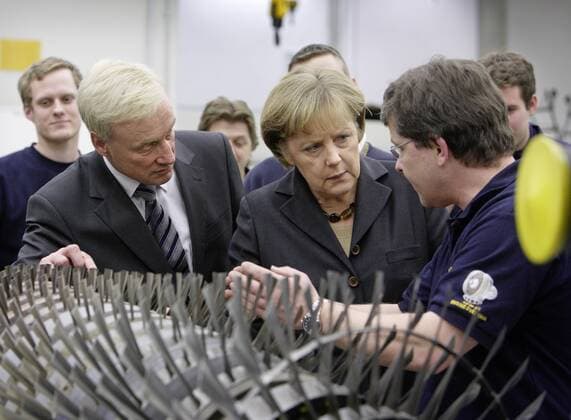 Angela MERKEL , Bundeskanzlerin und CDU Vorsitzende , und Ole VON BEUST , CDU , 1. Buergermeister der Freien und Hansestadt Hamburg , besichtigen das Lufthansa Technik Werk . Hamburg , Deutschland . Angela MERKEL , Federal Chancellor of Germany and Chairman of the Christian Democratic Union (CDU), and Ole VON BEUST , CDU , Mayor of Hamburg . Hamburg , Germany . 14.02.2008 , , , , , Hamburg DEU Deutschland Copyright: xLiesaxJohannssenx