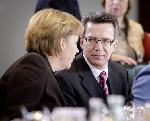 Angela MERKEL , Bundeskanzlerin und CDU Vorsitzende , und Thomas DE MAIZIERE , CDU , Chef des Bundeskanzleramts , vor Beginn einer Kabinettssitzung . Berlin , Deutschland . Angela MERKEL , Federal Chancellor of Germany and Chairman of the Christian Democratic Union (CDU), and Thomas DE MAIZIERE , CDU , Chief of the Chancellor s Office . Berlin , Germany . 27.02.2008 , , , Berlin DEU Deutschland Copyright: xThomasxKoehlerx