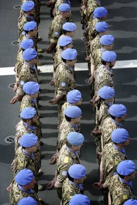 Deutsche Blauhelmsoldaten auf der Fregatte Bayern vor der libanesischen Kueste . Ein deutscher Einsatzverband der Marine beteiligt sich im Rahmen der UNIFIL Mission an der Seeraumueberwachung im oestlichen Mittelmeer , um einen moeglichen Waffenschmuggel in den Libanon zu verhindern . German blue helmets at frigate Bayern . Beirut . Lebanon . 29.02.2008 , Libanon Copyright: xThomasxKoehlerx