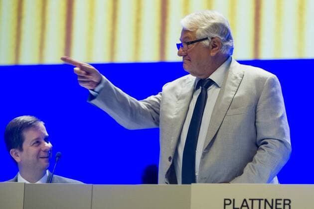 Hasso PLATTNER (Vorsitzender Aufsichtsrat, SAP SE) zeigt in eine Richtung, Ordentliche Hauptversammlung der SAP SE in Mannheim, am 10.05.2017.