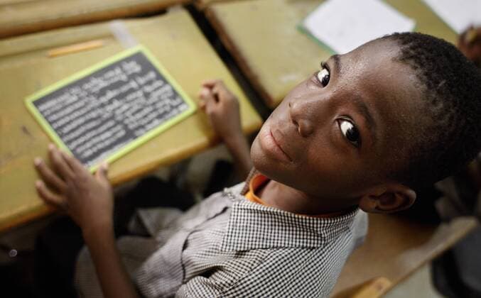 Ein Maedchen schreibt auf einer Tafel , Unterricht an einer Grundschule in Burkina Faso . FadaNgourma . Pupil at primary school , a girl writing on slate . FadaNgourma , Burkina Faso . 25.04.2008 , MODEL RELEASE vorhanden , MODEL RELEASED , FadaNgourma Burkina Faso Copyright: xUtexGrabowskyx