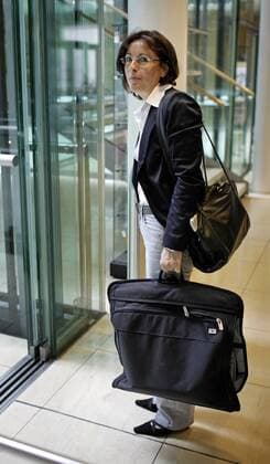 Andrea Ypsilanti , SPD Vorsitzende in Hessen , mit gepackten Taschen vor einem Aufzug im Willy-Brandt-Haus . Berlin , Deutschland . Andrea YPSILANTI , SPD. Berlin , Germany . 25.08.2008 , , , Berlin DEU Deutschland Copyright: xThomasxKoehlerx