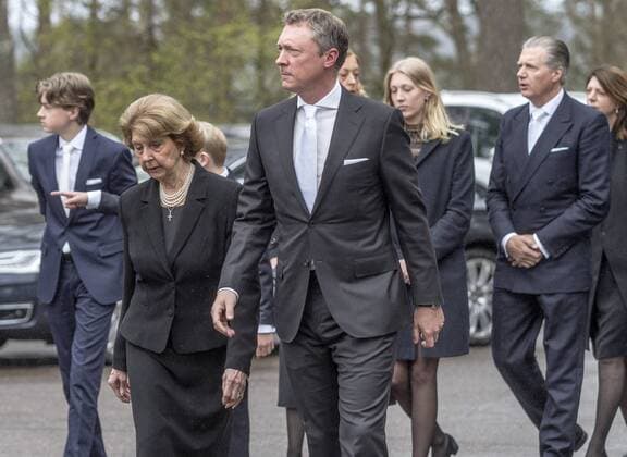 20170511 Sollebrunn Erska kyrka Niclas SilfverschiöldÂ s begravning Prinsessan Desiree med sina barn och barnbarn närmast sonen Carl Silfverschiöld FOTO JOACHIM NYWALL KOD0520002  - KP0520002
