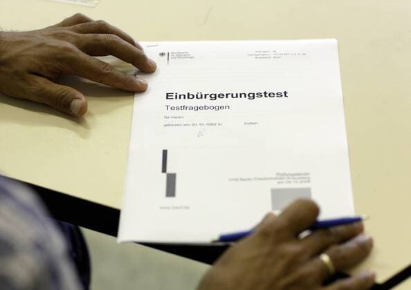 Teilnehmer eines Einbuergerungstests an der Volkshochschule Kreuzberg . Der Test wird hier das erste Mal durchgefuehrt . Berlin , Deutschland . Current Naturalization Test . Berlin , Germany . 09.10.2008 , Berlin DEU Deutschland Copyright: xThomasxKoehlerx