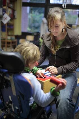 Junge Frau macht ein Freiwilliges Soziales Jahr an der Maria Montessori Schule fuer Geistig Behinderte in Bruehl , Deutschland . Young woman doing a voluntary social year at a Maria Montessori primary school for children with mental and physical disabilities . Bruehl , Germany . 21.10.2008 , , , Bruehl DEU Deutschland Copyright: xUtexGrabowskyx