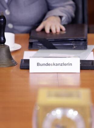 Der Platz von Angela MERKEL , CDU , Bundeskanzlerin und CDU Vorsitzende, vor Beginn einer Kabinettssitzung . Berlin , Deutschland . The seat of Angela MERKEL , CDU , Federal Chancellor of Germany and Chairman of the Christian Democratic Union (CDU). Berlin , Germany . 22.10.2008 , , , Berlin DEU Deutschland Copyright: xThomasxKoehlerx