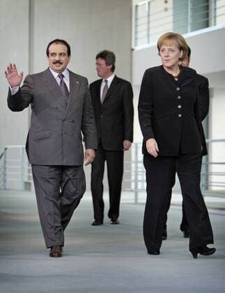 Hamad bin Isa Al Khalifa , Koenig von Bahrain, und Angela MERKEL, Bundeskanzlerin und CDU Vorsitzende im Bundeskanzleramt . Berlin , Deutschland . Hamad bin Isa Al Khalifa , King of Bahrain , and Angela MERKEL, Federal Chancellor of Germany and Chairman of the Christian Democratic Union (CDU) . Berlin , Germany . 27.10.2008 , , , Berlin DEU Deutschland Copyright: xThomasxTrutschelx