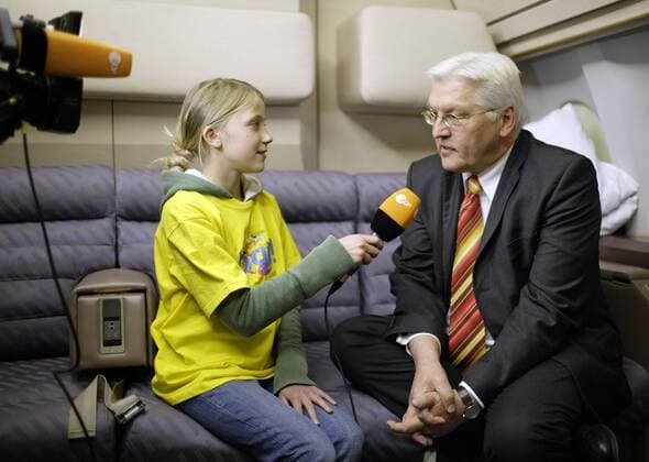 Frank-Walter STEINMEIER , SPD , Bundesaussenminister und Vizekanzler , Steinmeier mit der logo!-Kinderreporterin Antonia Dolla auf dem Flug von Berlin nach Indien . Frank-Walter STEINMEIER , SPD , Federal Minister for Foreign Affairs of Germany and Vice-Chancellor, and Antonia Dolla , child reporter . Berlin , Germany . 19.11.2008 , , , Copyright: xThomasxImox