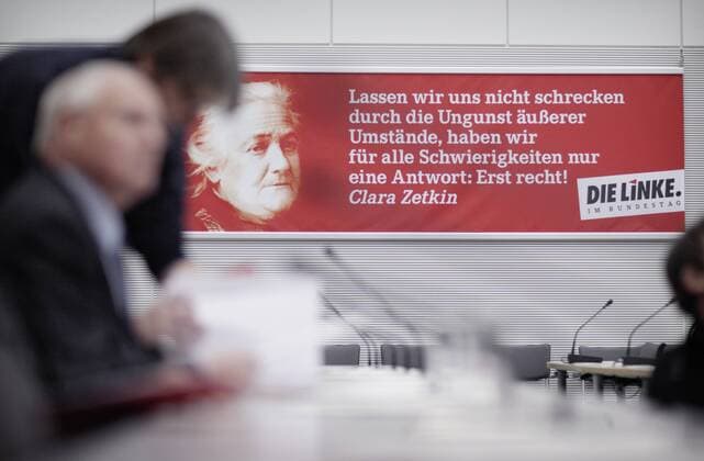 Berühmte Feministinnen, Clara Zetkin Oskar LAFONTAINE , Die Linke Fraktionsvorsitzender , vor einer Fraktionssitzung . Berlin , Deutschland . Oskar LAFONTAINE , Chairman of the Parliamentary Group of the Left Party (Die Linke). Berlin , Germany . 27.01.2009 , , , Berlin DEU Deutschland Copyright: xThomasxTrutschelx