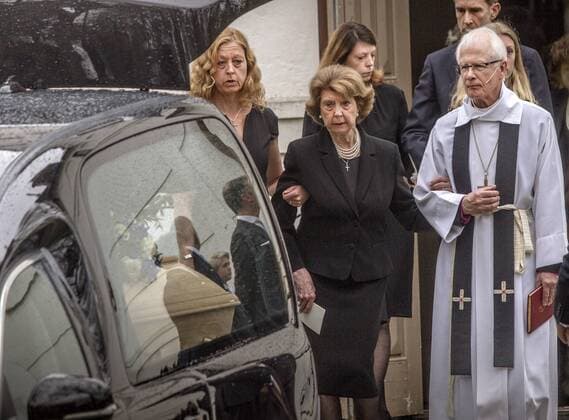 20170511 Sollebrunn Erska kyrka Niclas SilfverschiöldÂ s begravning Prinsessan Desiree och dottern Christina Louise tar ett sista farväl av kistan FOTO JOACHIM NYWALL KOD0520002  - KP0520002