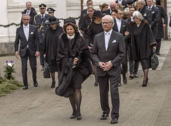 20170511 Sollebrunn Erska kyrka Niclas SilfverschiöldÂ s begravning Kunga familjen tar farväl av kistan H.M. Konung Carl XVI Gustaf H.M. Drottning Silvia FOTO JOACHIM NYWALL KOD0520002  - KP0520002