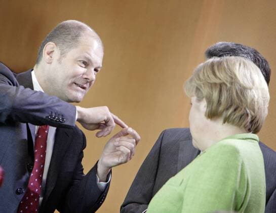 V.l. Olaf SCHOLZ , SPD , Bundesarbeitsminister, Thomas DE MAIZIERE , Chef des Bundeskanzleramts, und Angela MERKEL , CDU , Bundeskanzlerin und CDU Vorsitzende . Vor einer Kabinettssitzung . Berlin , Deutschland . F.l Olaf SCHOLZ , SPD , Federal Minister of Labour of Germany , Thomas DE MAIZIERE , Chief of the Chancellor s Office, and Angela MERKEL , CDU , Federal Chancellor of Germany and Chairman of the Christian Democratic Union (CDU) . Berlin , Germany . 29.04.2009 , , , Berlin DEU Deutschland Copyright: xLiesaxJohannssenx