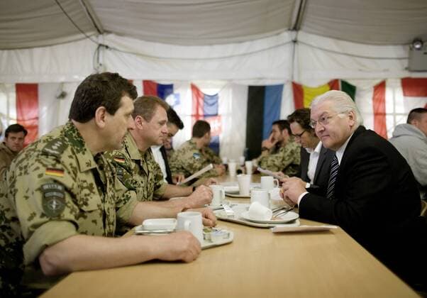 Frank-Walter STEINMEIER, SPD, Bundesaussenminister und Vizekanzler , waehrend des Fruehstuecks mit Soldaten in einem Verpflegungszelt der Bundeswehr auf dem Lufttransportstuetzpunkt in Termez . Usbekistan . Frank-Walter STEINMEIER , SPD , Federal Minister for Foreign Affairs of Germany and Vice-Chancellor , having breakfast at the main support base for German forces operating with the ISAF in Afghanistan. Termez , Uzbekistan . 29.04.2009 , , , Termez UZB Usbekistan Copyright: xThomasxKoehlerx