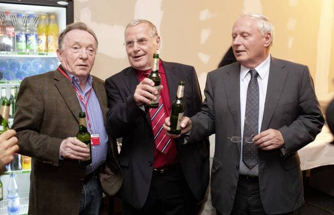 Peter SODANN, Schauspieler , Lothar Bisky, Parteivorsitzender Die Lnke, Oskar Lafontaine, Fraktionsvorsitzender Die Linke am Wahlabend der Bundestagswahl nach Bekanntgabe der Hochrechnung, Berlin. , Berlin DEU Deutschland Copyright: xLiesaxJohannssenx