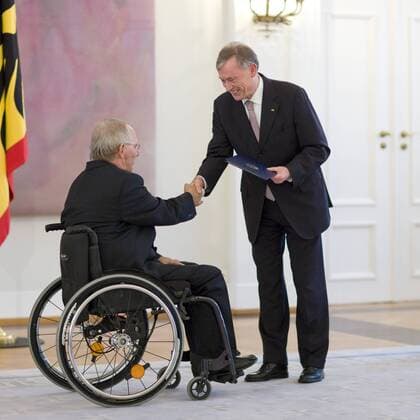 Wolfgang SCHAEUBLE (l) , CDU , Bundesinnenminister , nimmt seine Entlassungsurkunde von , Horst KOEHLER , CDU , Bundespraesident , im Schloss Bellevue entgegen . Berlin , Deutschland Wolfgang SCHAEUBLE (l) , CDU , Federal Minister of the Interior of Germany , and Horst KOEHLER , CDU , Federal President of Germany . Berlin , Germany 27.10.2009 , , , Berlin DEU Deutschland Copyright: xThomasxTrutschelx