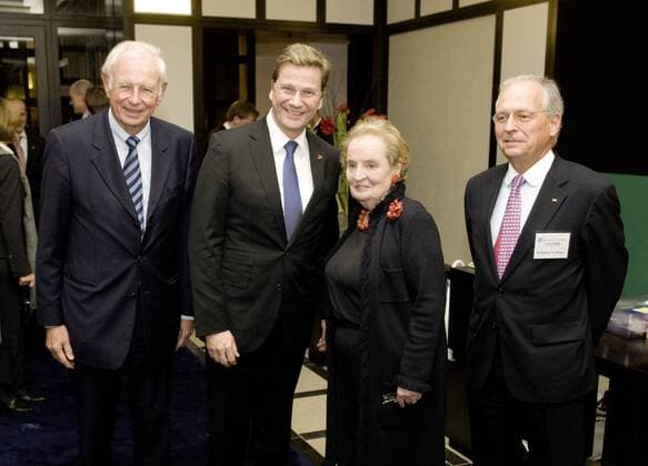 Bundesaussenminister Guido WESTERWELLE , FDP , auf einem Empfang in der Residenz der Deutschen Botschaft mit Madeleine Albright (ehemalige US-Aussenministerin), Botschafter Klaus Scharioth (l) und Wolfgang Ischinger . Washington , USA . 05.11.2009 , Washington USA Copyright: xThomasxKoehlerx