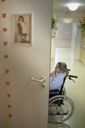 94 jährige Frau im Altenpflegeheim , Deutschland . 94 years old woman at a nursing home, Germany . , MODEL RELEASE vorhanden , MODEL RELEASED , Wermelskirchen Deutschland Copyright: xUtexGrabowskyx